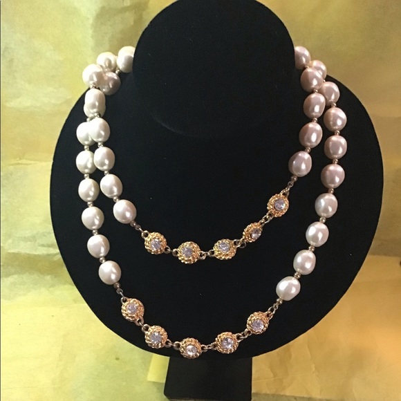 Jewelry - Lovely vintage gold tone clear rhinestone faux pearl necklace
